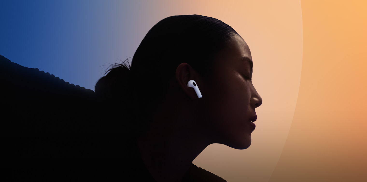 راقصة تضع AirPods 5 في أذنيها