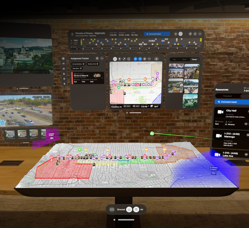 Plusieurs tableaux de bord numériques flottent et affichent des vues aériennes et une carte 3D de Pasadena, des flux vidéo en direct et des plans de ressources