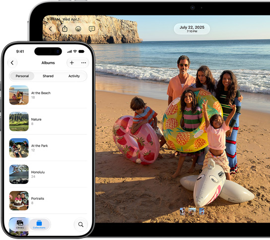Ein iPhone Display zeigt eine Liste von Fotoalben im Album Tab „Persönlich“, ein iPad Display zeigt ein Foto einer Familie am Strand im Vollbildmodus