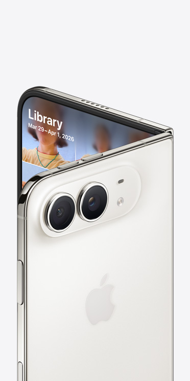 جهاز iPhone Duo، لون أبيض النجوم، الجهة الخارجية الخلفية كاملة، شعار Apple في الوسط، نظام كاميرا مزدوجة 48MP Fusion، جزء من الجهة الداخلية الأمامية، شاشة في نمط الاستعداد مع خلفية شاشة عامة