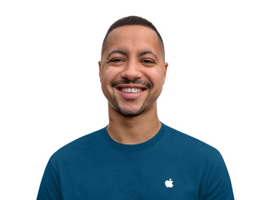 Spécialiste Apple affichant un sourire invitant