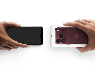 Deux mains échangeant des téléphones, un appareil Android sans boîte à gauche, un iPhone 18 Pro neuf, couleur bourgogne (rouge foncé), dans sa boîte, à droite