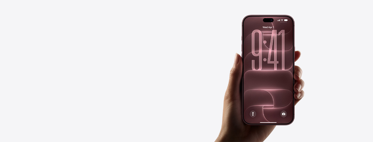 iPhone 18 Pro, tenu en main, couleur bourgogne (rouge foncé), face avant, écran verrouillé par défaut